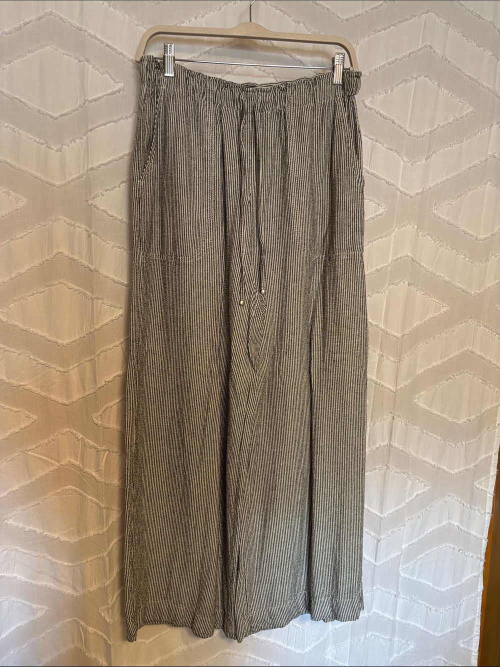 Max Studio Black and White Striped Elastic Waist Pants